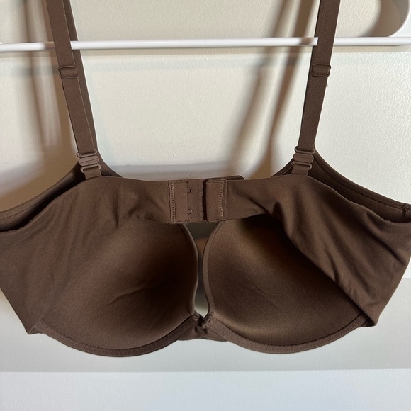 SKIMS Fits Everybody T-Shirt Bra - Picture 3 of 4